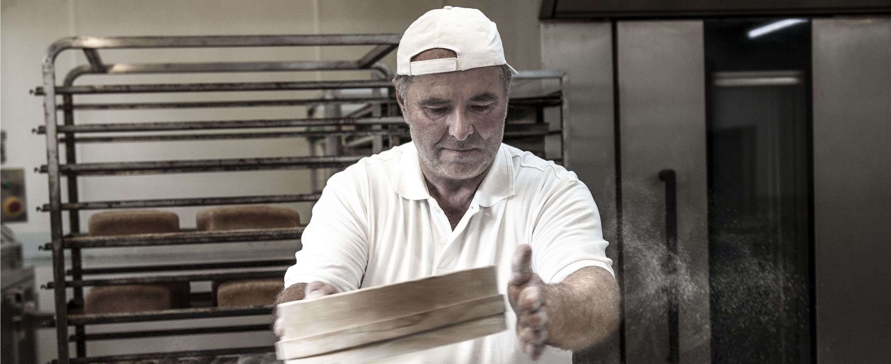 Bio-Bäcker Johann Bachleitner bei der Arbeit